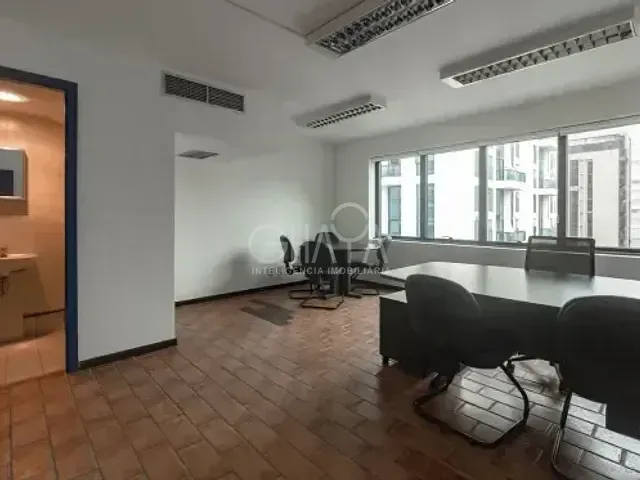 Sala à venda, no bairro Moema em São Paulo