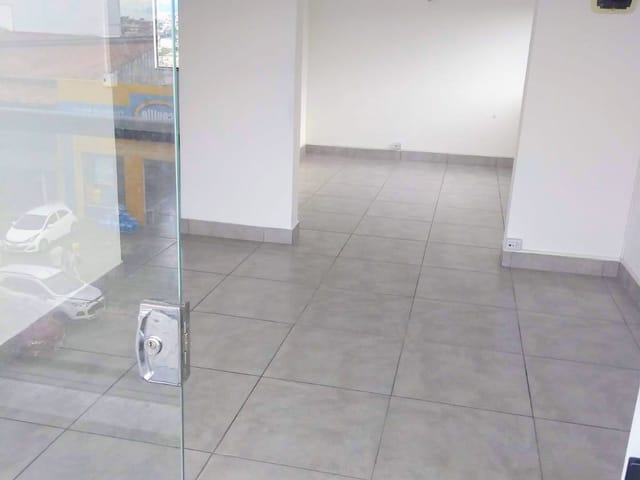 Foto do Andar corporativo - Alugue Sobre Loja no melhor ponto da avenida Waldomiro Lobo, bairro Guarani. A avenida mais movimentada da região, com vários bancos e lojas âncoras. | REALLE SOLUÇÕES IMOBILIÁRIAS INTEGRADAS