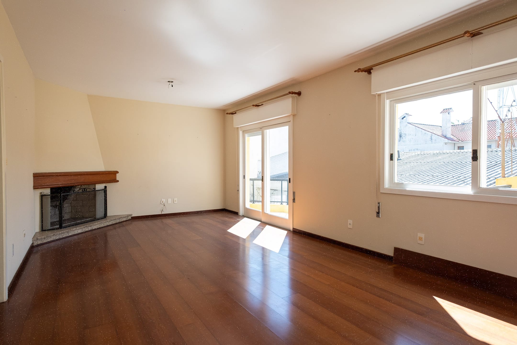 Duplex à venda no Miraflores, Centro de Pelotas: 287 m², 3 quartos (1 suíte com closet), lareira, área gourmet e 2 vagas de garagem.