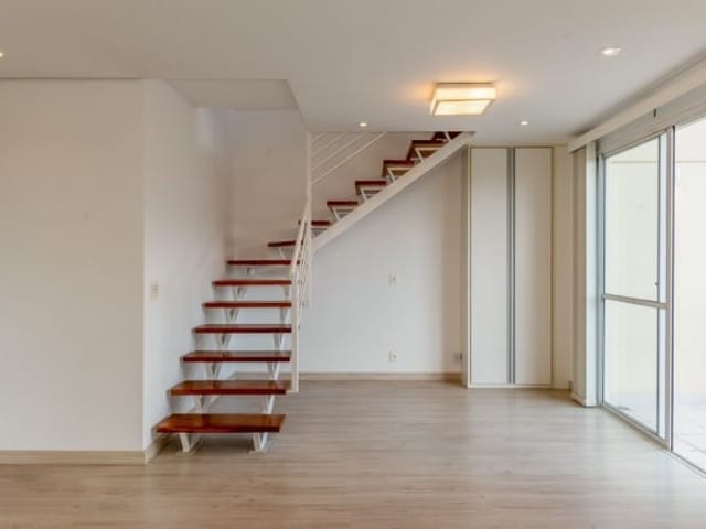 Foto do Apartamento - Apartamento Duplex à venda no bairro Vila Madalena. Este encantador imóvel possui 2 quartos, sem suítes, 1 banheiro e 2 vagas de garagem. | Vista Livre