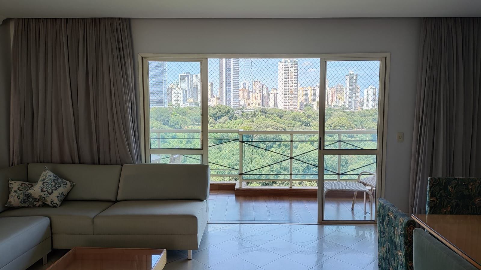 Apartamento com 04 Suítes em frente ao Lago das Rosas