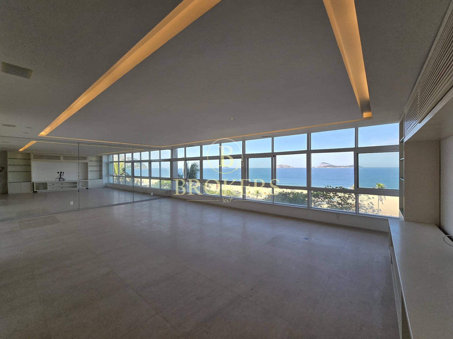 Apartamento à venda, Ipanema, vista mar, hall de entrada, salão, 3 quartos sendo 3 suítes, copa cozinha, 2 dependências, 2 vagas na escritura