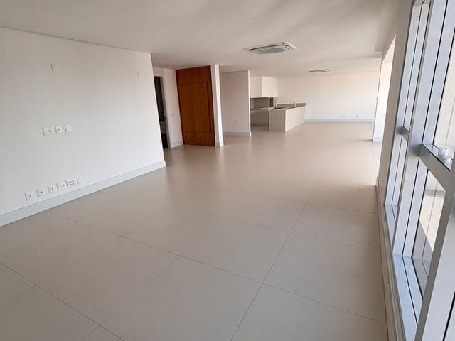 Foto do Apartamento - Apartamento à Venda no Bela Suíça – 333 m², 4 Suítes, 5 Vagas e Sacada com skin glass no Edifício La Torre - Londrina | CS23 Negócios Imobiliários