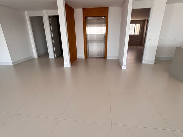 Foto do Apartamento - Apartamento à Venda no Bela Suíça – 333 m², 4 Suítes, 5 Vagas e Sacada com skin glass no Edifício La Torre - Londrina | CS23 Negócios Imobiliários