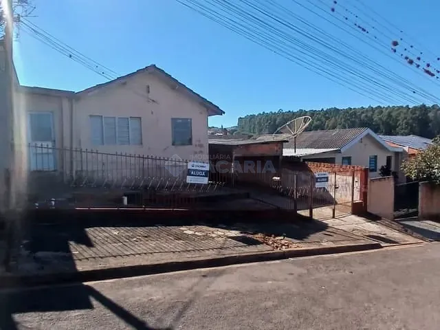 Casa 2 quartos e 2 banheiros, para alugar, no bairro Núcleo Habitacional Adriano Correia em Apucarana