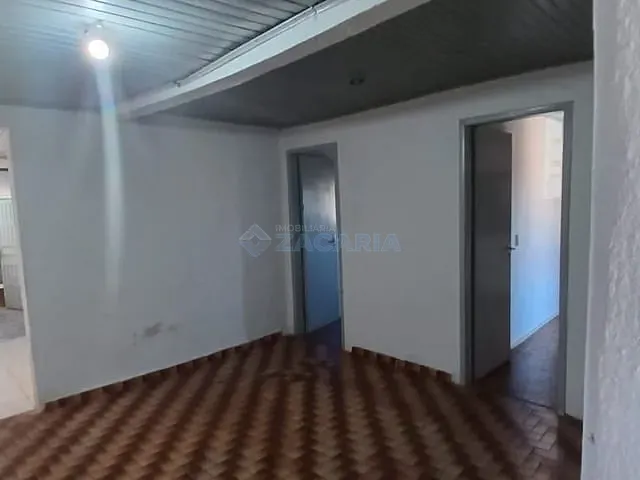 Casa 2 quartos e 2 banheiros, para alugar, no bairro Núcleo Habitacional Adriano Correia em Apucarana