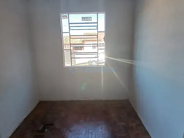 Casa 2 quartos e 2 banheiros, para alugar, no bairro Núcleo Habitacional Adriano Correia em Apucarana