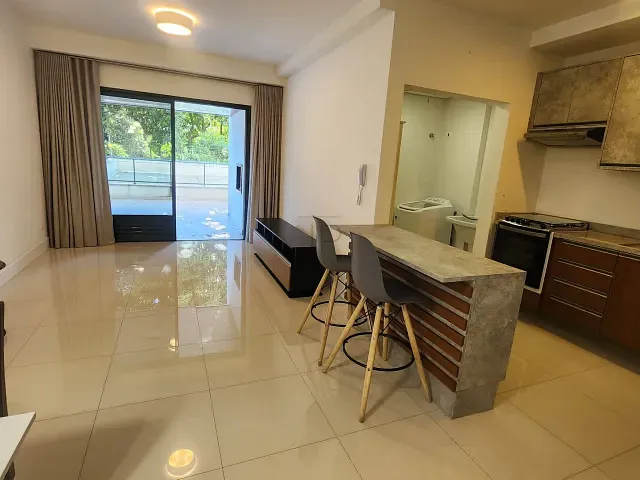 Apartamento 2 quartos e 2 banheiros, para alugar, no bairro Alto da XV em Curitiba