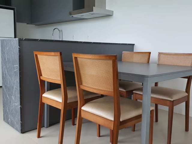 Apartamento 3 quartos e 4 banheiros, para alugar, no bairro Agronômica em Florianópolis