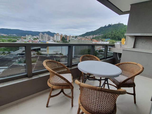 Apartamento 3 quartos e 4 banheiros, para alugar, no bairro Agronômica em Florianópolis