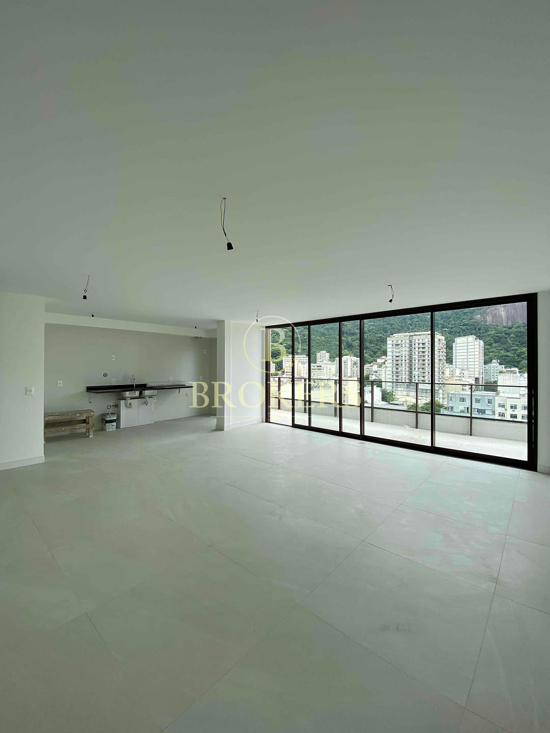 Apartamento à venda Rua Conde de Irajá - Botafogo. Varanda, 3 quartos, sendo 3 suítes. 2 vagas na escritura. 150 m².