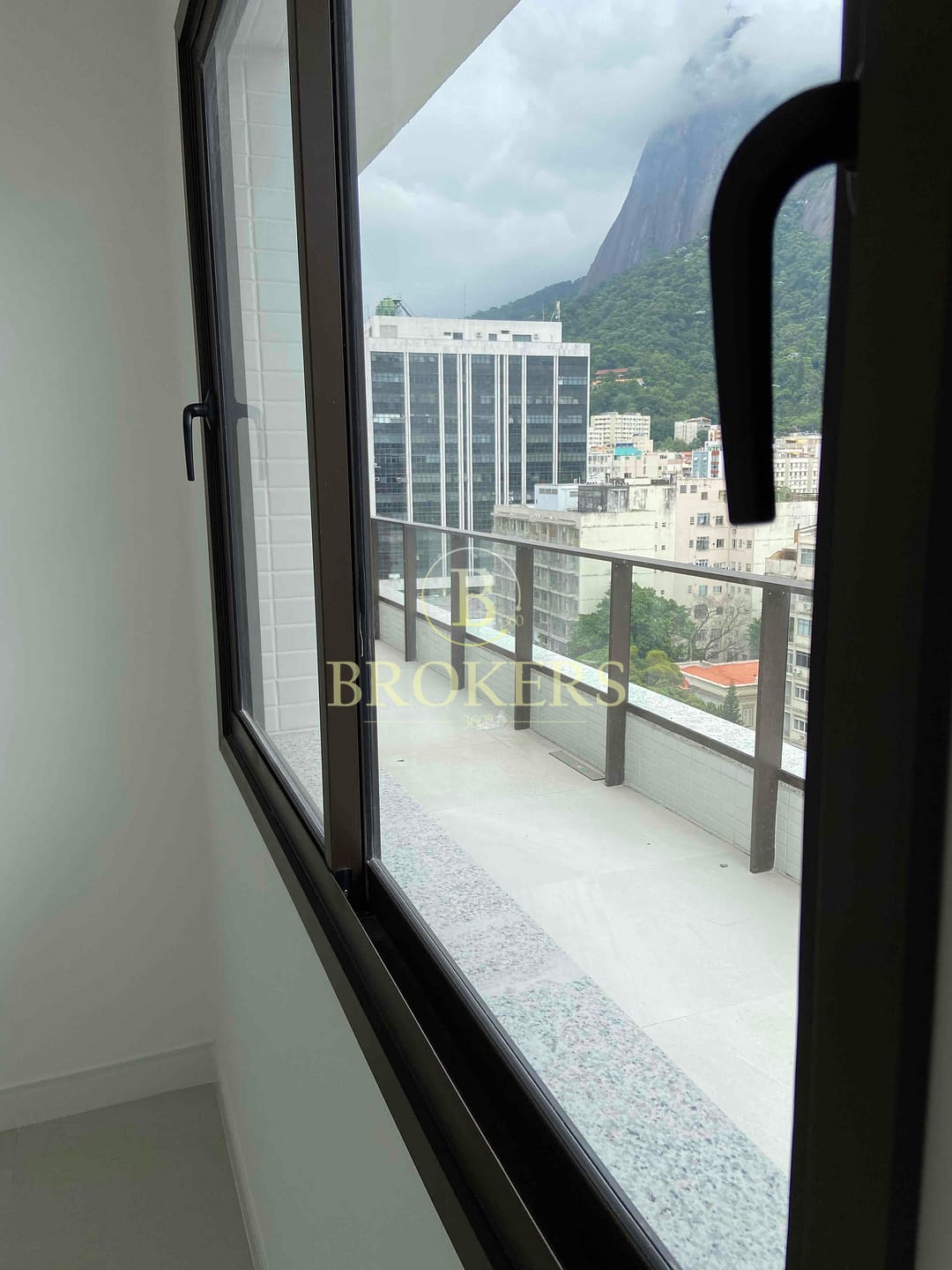 Apartamento à venda Rua Conde de Irajá - Botafogo. Varanda, 3 quartos, sendo 3 suítes. 2 vagas na escritura. 150 m².