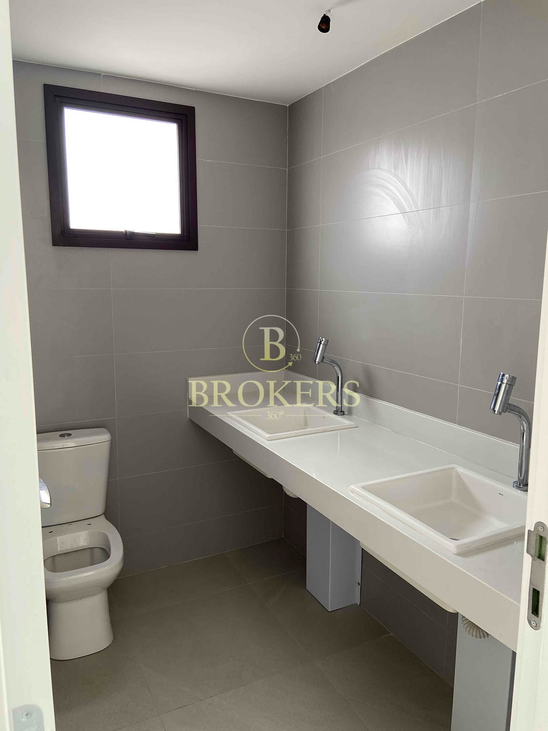 Apartamento à venda Rua Conde de Irajá - Botafogo. Varanda, 3 quartos, sendo 3 suítes. 2 vagas na escritura. 150 m².
