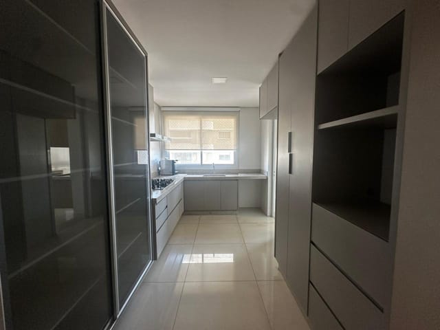 Apartamento com 230m² 4 quartos e 3 banheiros, para alugar, no bairro Setor Bueno em Goiânia
