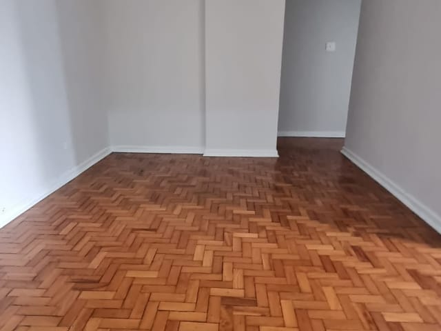Foto do Apartamento - Apartamento de 94 m2, com 2 quartos, armário, sala em L, pintura nova, taco de madeira, janela ampla com vista, na Rua Teodoro Sampaio, São Paulo, SP | Pecoraro Imóveis