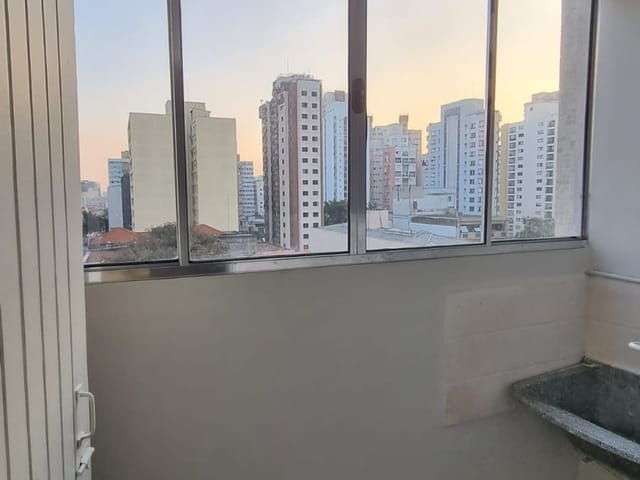 Foto do Apartamento - Apartamento de 94 m2, com 2 quartos, armário, sala em L, pintura nova, taco de madeira, janela ampla com vista, na Rua Teodoro Sampaio, São Paulo, SP | Pecoraro Imóveis
