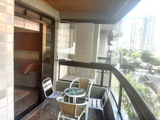Foto do Apartamento - Apartamento à venda, de 176 m² com 3 suítes, 1 closet, 2 varandas e 2 vagas demarcadas na quadra da praia no Embaré, Santos, SP | eHG Imóveis