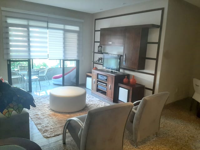 Foto do Apartamento - Apartamento à venda, de 176 m² com 3 suítes, 1 closet, 2 varandas e 2 vagas demarcadas na quadra da praia no Embaré, Santos, SP | eHG Imóveis