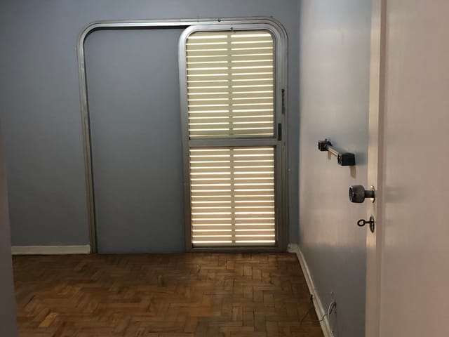 Foto do Apartamento - Apartamento de 75 m2, com 2 quartos com armários, sala com varanda, taco de madeira original, cozinha com armários, para locação, em Moema, São Paulo, SP | Pecoraro Imóveis