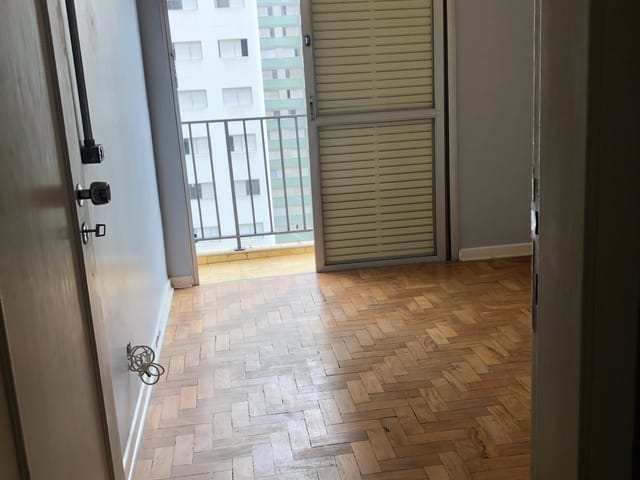 Foto do Apartamento - Apartamento de 75 m2, com 2 quartos com armários, sala com varanda, taco de madeira original, cozinha com armários, para locação, em Moema, São Paulo, SP | Pecoraro Imóveis