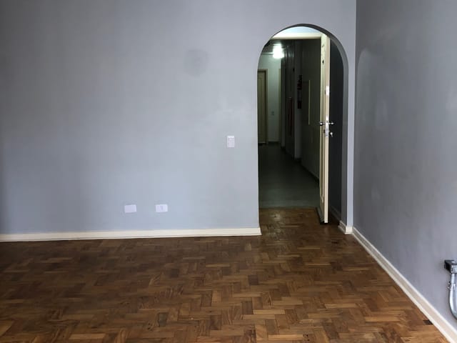 Foto do Apartamento - Apartamento de 75 m2, com 2 quartos com armários, sala com varanda, taco de madeira original, cozinha com armários, para locação, em Moema, São Paulo, SP | Pecoraro Imóveis