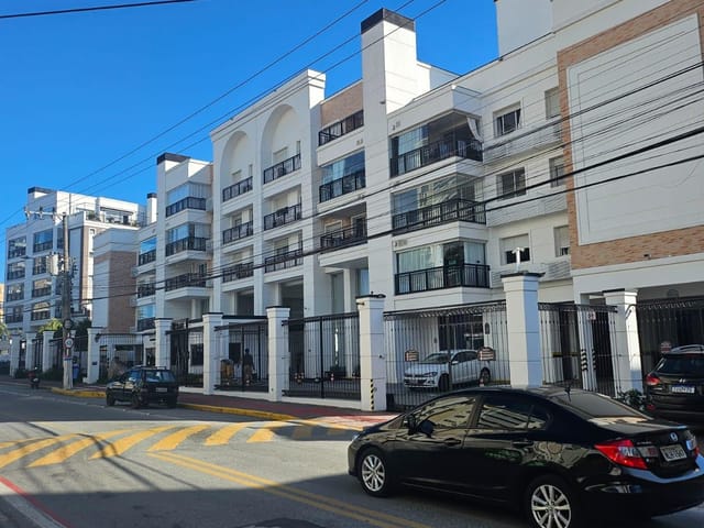 Apartamento com 90m² 2 quartos e 3 banheiros, para alugar, no bairro Abraão em Florianópolis