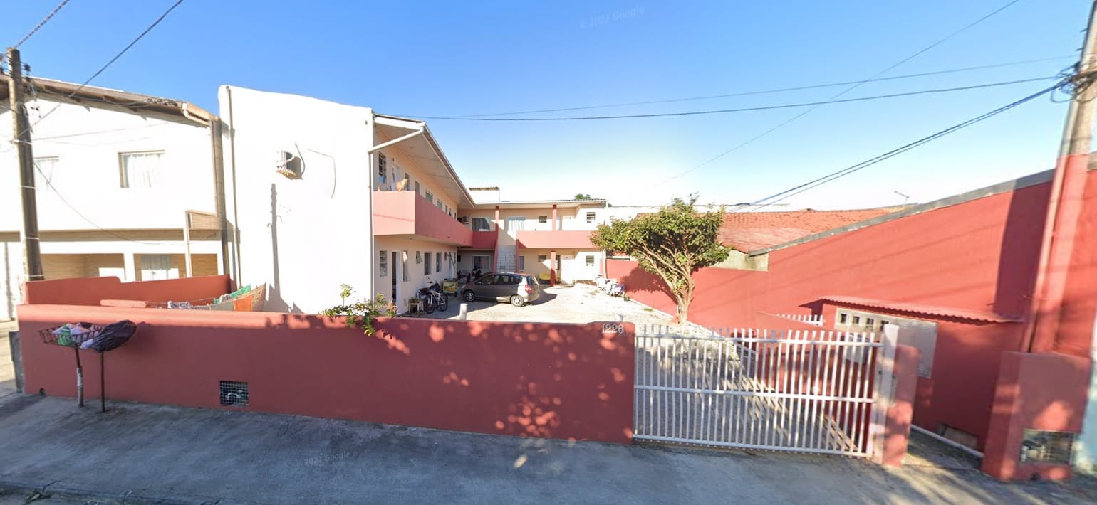 Edificação de alvenaria de dois pavimentos com 8 apartamentos de 1 quarto, 4 por pavimento, no Campeche - Florianópolis/SC
