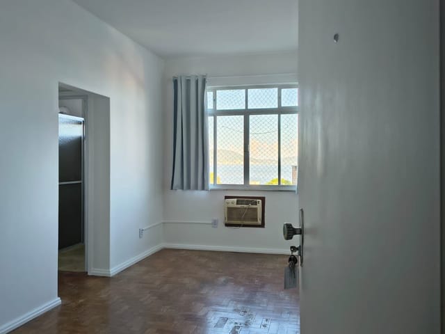 Apartamento 2 quartos e 1 banheiro, para alugar, no bairro Coqueiros em Florianópolis