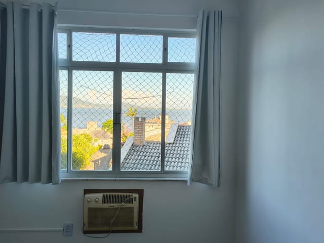 Apartamento 2 quartos e 1 banheiro, para alugar, no bairro Coqueiros em Florianópolis