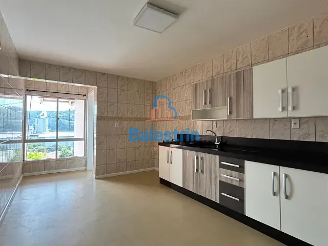 Apartamento 4 quartos e 3 banheiros, para alugar, no bairro Centro em Fraiburgo