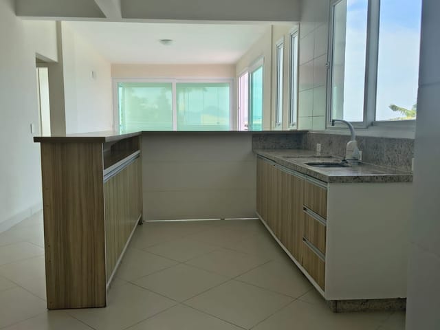 Apartamento 2 quartos e 2 banheiros, para alugar, no bairro Coqueiros em Florianópolis