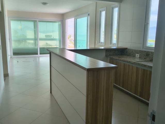 Apartamento 2 quartos e 2 banheiros, para alugar, no bairro Coqueiros em Florianópolis