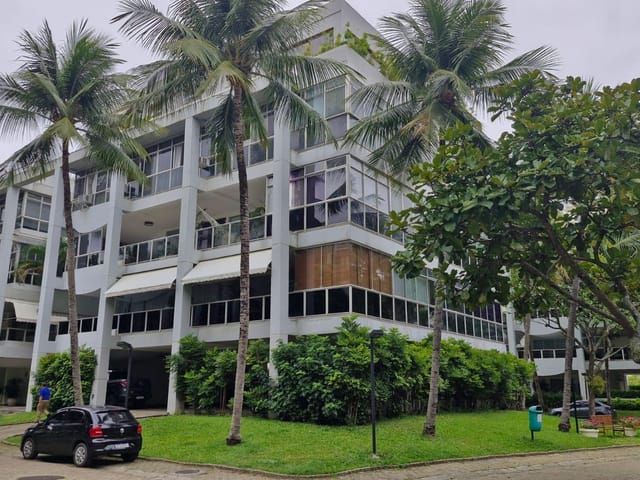 Foto do Apartamento - Amplo apartamento de 4 quartos, estilo Garden, em condomínio silencioso e arborizado na Av Lúcio Costa, a venda por R$ 2.100.000,00, Barra da Tijuca, RJ | Henrique Martins