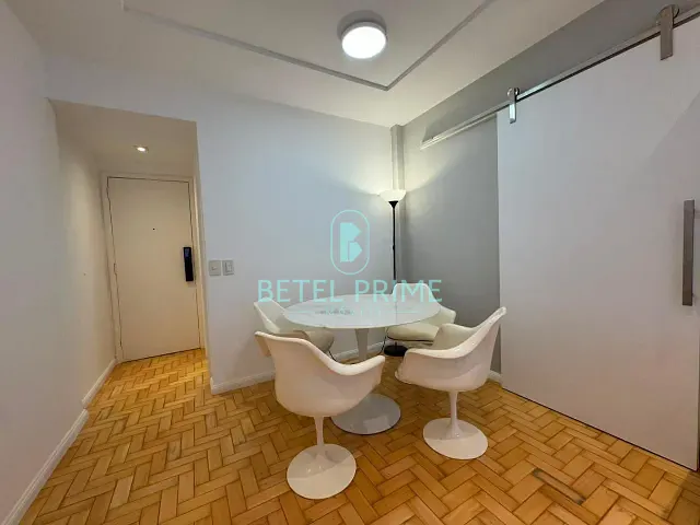 Apartamento com 74m² 2 quartos e 1 banheiro, para alugar, no bairro Leblon em Rio de Janeiro