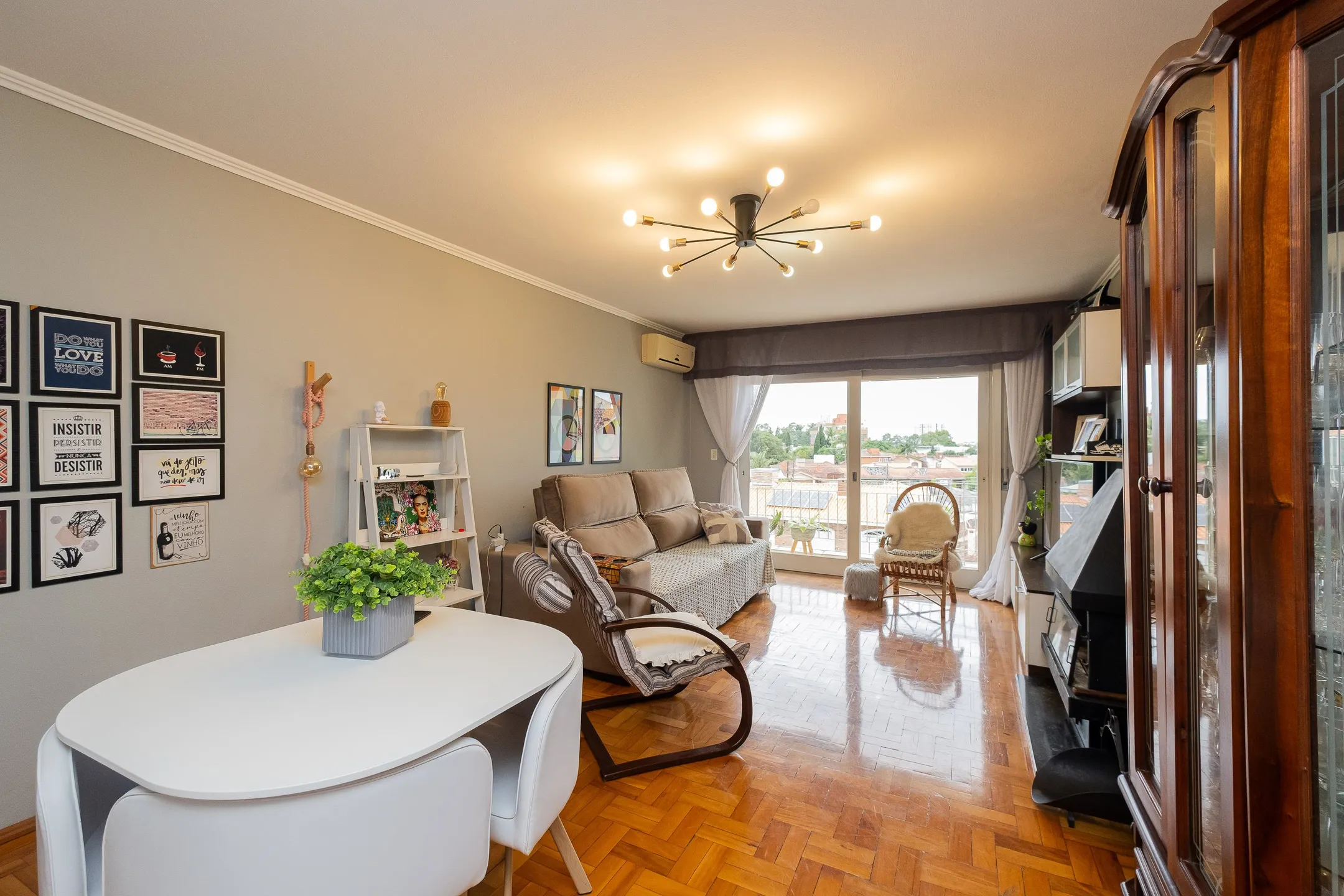Apto 3 dorms (1 suíte) + escritório, lareira, sacada e churrasqueira. 128m², sol da manhã, vaga coberta, próximo à Dom Joaquim em Pelotas.