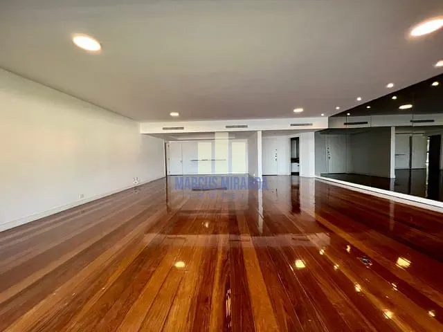 Apartamento com 380m² 4 quartos e 6 banheiros, à venda ou para alugar, no bairro Lagoa em Rio de Janeiro