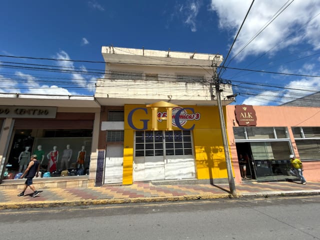 Apartamento 4 quartos e 2 banheiros, para alugar, no bairro Centro em Salto de Pirapora