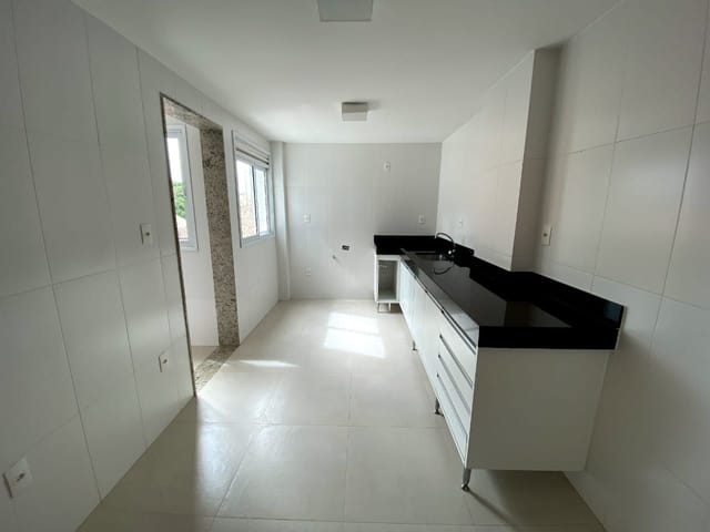 Apartamento com 102m² 3 quartos e 4 banheiros, para alugar, no bairro Cavaleiros em Macaé