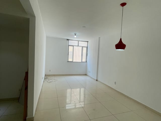 Apartamento 2 quartos e 1 banheiro, para alugar, no bairro Senador Camará em Rio de Janeiro