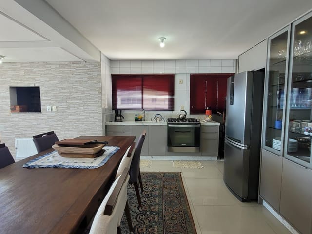 Foto do Apartamento - Refúgio à Beira-Mar: Residência de 3 Quartos com Vista Deslumbrante, Cozinha Planejada e Condomínio Valorizado! | Frassão Negócios