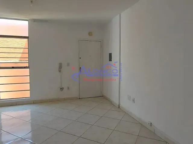 Apartamento 2 quartos e 1 banheiro, para alugar, no bairro Parque Santo Antônio em Jacareí
