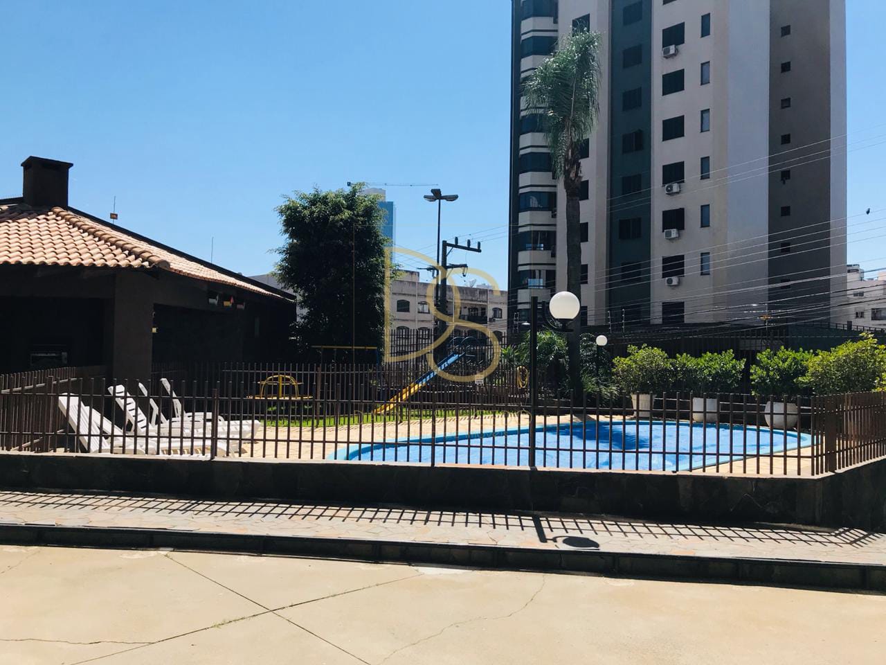 https://static.arboimoveis.com.br/AP0109_DANS/permutachapecobalnearioouitajaibelissimoapartamentoavendamobiliadoeequipadoquartossuiteshomeofficevagasdegaragem_1619289217811_watermark.jpg