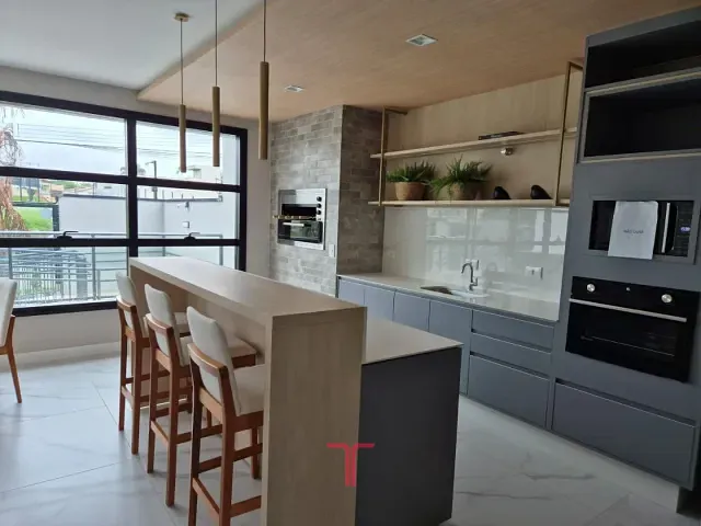 Apartamento 2 quartos e 2 banheiros, para alugar, no bairro Capão Raso em Curitiba
