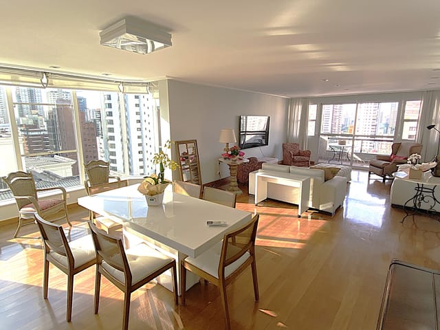 Foto do Apartamento - Apartamento 236m², 1 por andar, 3 vagas, suíte com hidromassagem e closet, a 750m do Metrô Campo Belo, à venda por R$ 2.180.000 | Paulista Imóveis.
