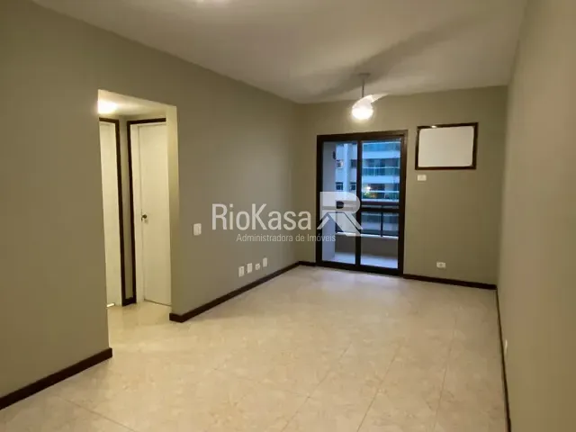 Apartamento 2 quartos e 2 banheiros, para alugar, no bairro Barra da Tijuca em Rio de Janeiro