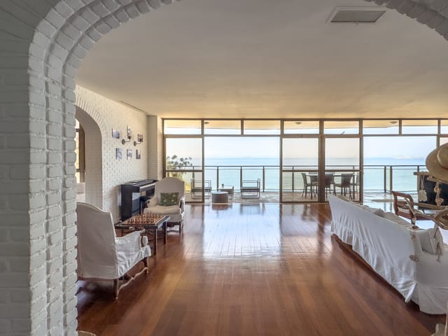 Foto do Apartamento - Panorâmica do Mar do Leme – 4 Quartos, 4 Vagas e uma das Vistas Mais Incríveis do Ri | Vizinhos do Leme