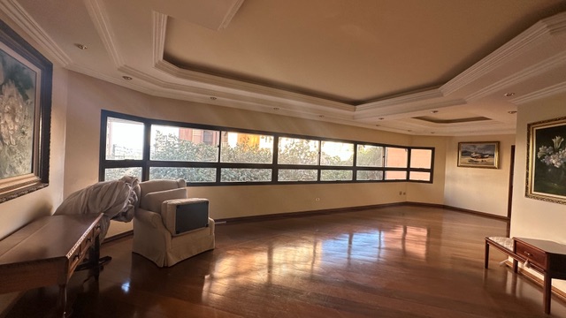 Apartamento com 430m² 4 quartos e 5 banheiros, à venda, no bairro Centro em Londrina