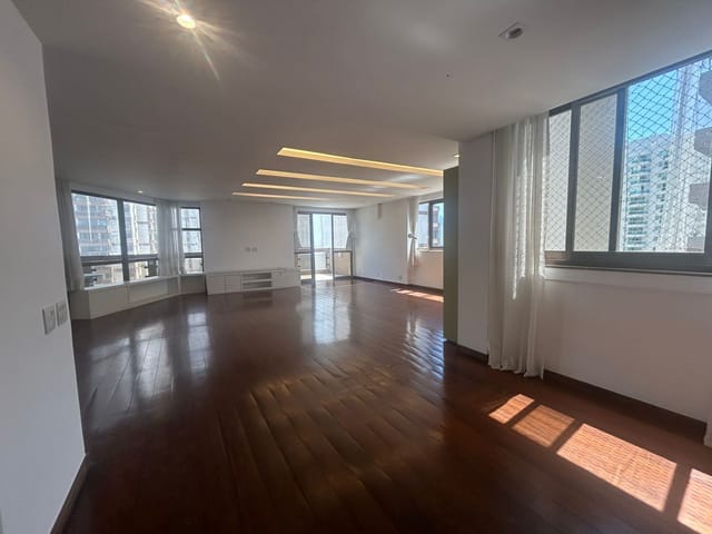 Apartamento com 380m² 4 quartos e 5 banheiros, para alugar, no bairro Barra da Tijuca em Rio de Janeiro