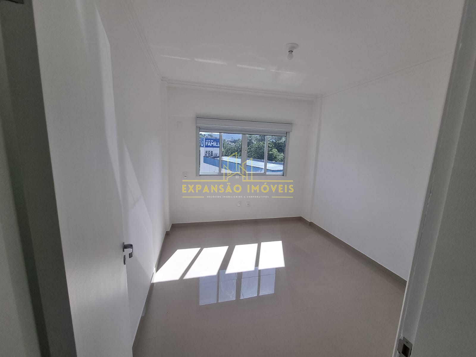 Apartamento à venda com 3 quartos, 105m² - Foto 2