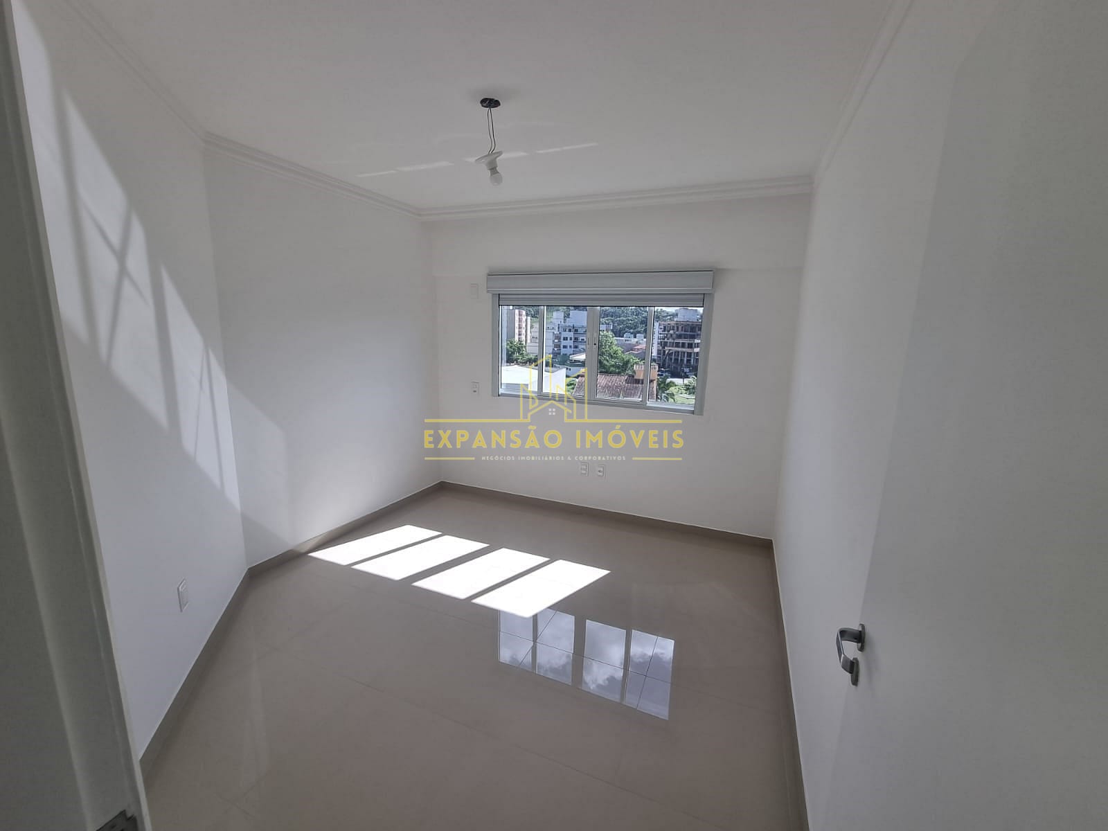Apartamento à venda com 3 quartos, 105m² - Foto 3